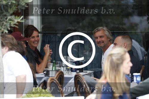 Amsterdam 7 september 2017 
Victor reinier met een vriendin op terras n amsterdam