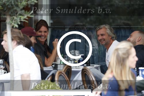 Amsterdam 7 september 2017 
Victor reinier met een vriendin op terras n amsterdam