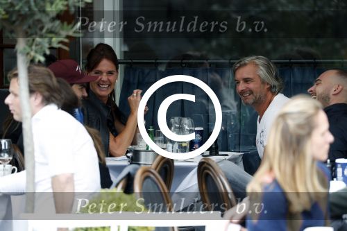 Amsterdam 7 september 2017 
Victor reinier met een vriendin op terras n amsterdam