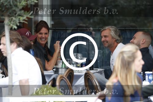 Amsterdam 7 september 2017 
Victor reinier met een vriendin op terras n amsterdam