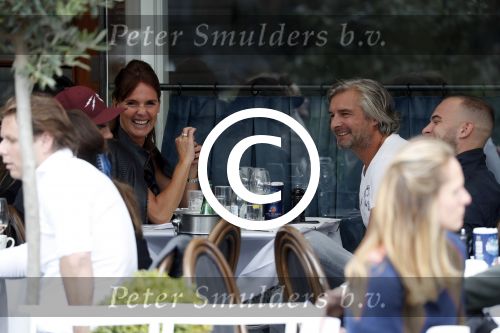 Amsterdam 7 september 2017 
Victor reinier met een vriendin op terras n amsterdam