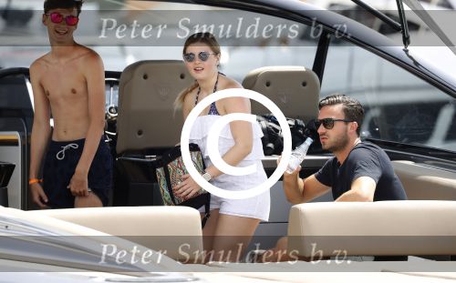 ibiza 15 augustus 2017
Jos Verstappen neemt zijn nieuwe vriendin de braziliaanse Amanda Sodre mee varen op een Wajer Yacht/boot . Zijn zoon Max en dochter Victoria Verstappen zijn er ook bij. Max heeft meerdere vrienden bij waaronder Mark Cox Dave Blom en Sander de Jonge.