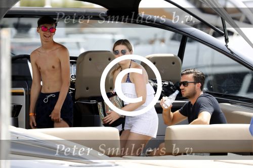 ibiza 15 augustus 2017
Jos Verstappen neemt zijn nieuwe vriendin de braziliaanse Amanda Sodre mee varen op een Wajer Yacht/boot . Zijn zoon Max en dochter Victoria Verstappen zijn er ook bij. Max heeft meerdere vrienden bij waaronder Mark Cox Dave Blom en Sander de Jonge.