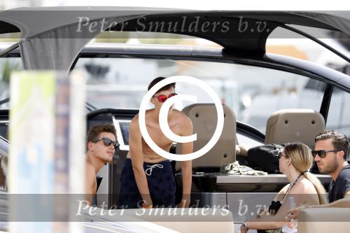 ibiza 15 augustus 2017
Jos Verstappen neemt zijn nieuwe vriendin de braziliaanse Amanda Sodre mee varen op een Wajer Yacht/boot . Zijn zoon Max en dochter Victoria Verstappen zijn er ook bij. Max heeft meerdere vrienden bij waaronder Mark Cox Dave Blom en Sander de Jonge.
