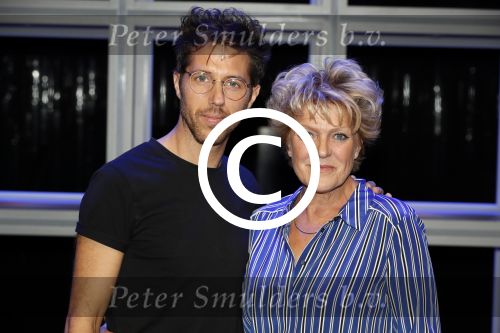 Hoorn 12 september 2017
Albert Verlinde en stage entertainment presenteren cast Annie MG Schmidt. Simone Kleinsma William Spaaij Marjolein TouwWim v d Driessche en Jeske v d Staak
De repetities waren in de schouwburg van Hoorn.