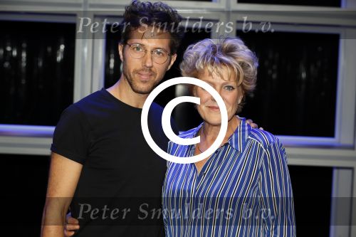 Hoorn 12 september 2017
Albert Verlinde en stage entertainment presenteren cast Annie MG Schmidt. Simone Kleinsma William Spaaij Marjolein TouwWim v d Driessche en Jeske v d Staak
De repetities waren in de schouwburg van Hoorn.
