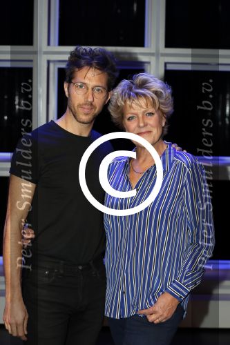 Hoorn 12 september 2017
Albert Verlinde en stage entertainment presenteren cast Annie MG Schmidt. Simone Kleinsma William Spaaij Marjolein TouwWim v d Driessche en Jeske v d Staak
De repetities waren in de schouwburg van Hoorn.