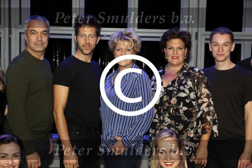 Hoorn 12 september 2017
Albert Verlinde en stage entertainment presenteren cast Annie MG Schmidt. Simone Kleinsma William Spaaij Marjolein TouwWim v d Driessche en Jeske v d Staak
De repetities waren in de schouwburg van Hoorn.