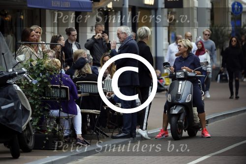 Amsterdam 1 september 2017 
Jan en Monique des Bouvrie met hun kinderen Bo en Jan jr op de pc hooftstraat.
Carolien Tensen en de weduwe van Joop Braakhekke Wim Nijkamp staan te kletsen.