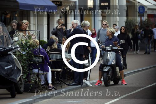 Amsterdam 1 september 2017 
Jan en Monique des Bouvrie met hun kinderen Bo en Jan jr op de pc hooftstraat.
Carolien Tensen en de weduwe van Joop Braakhekke Wim Nijkamp staan te kletsen.