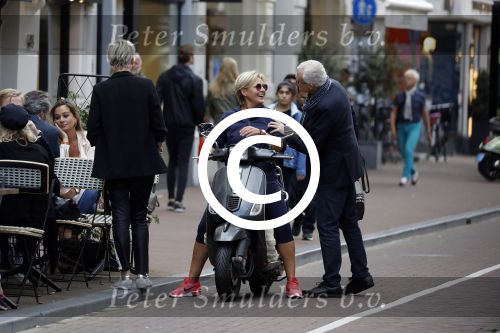 Amsterdam 1 september 2017 
Jan en Monique des Bouvrie met hun kinderen Bo en Jan jr op de pc hooftstraat.
Carolien Tensen en de weduwe van Joop Braakhekke Wim Nijkamp staan te kletsen.