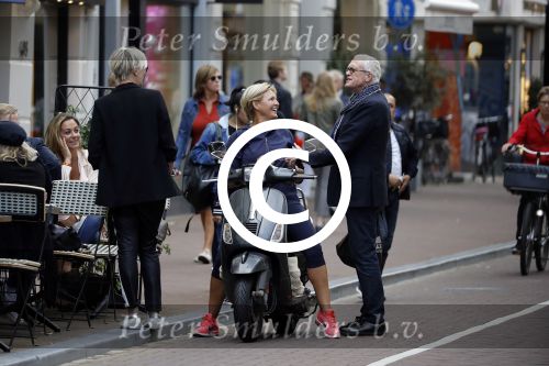 Amsterdam 1 september 2017 
Jan en Monique des Bouvrie met hun kinderen Bo en Jan jr op de pc hooftstraat.
Carolien Tensen en de weduwe van Joop Braakhekke Wim Nijkamp staan te kletsen.