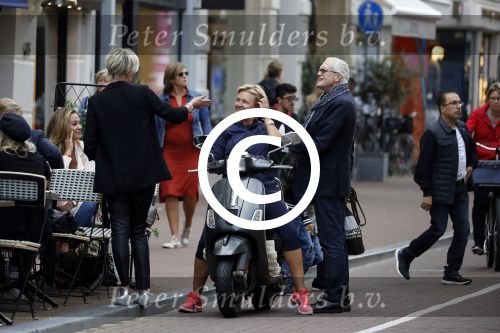 Amsterdam 1 september 2017 
Jan en Monique des Bouvrie met hun kinderen Bo en Jan jr op de pc hooftstraat.
Carolien Tensen en de weduwe van Joop Braakhekke Wim Nijkamp staan te kletsen.