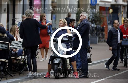 Amsterdam 1 september 2017 
Jan en Monique des Bouvrie met hun kinderen Bo en Jan jr op de pc hooftstraat.
Carolien Tensen en de weduwe van Joop Braakhekke Wim Nijkamp staan te kletsen.