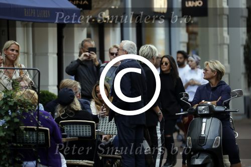 Amsterdam 1 september 2017 
Jan en Monique des Bouvrie met hun kinderen Bo en Jan jr op de pc hooftstraat.
Carolien Tensen en de weduwe van Joop Braakhekke Wim Nijkamp staan te kletsen.