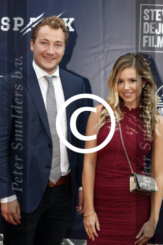 Apeldoorn 2 september 2017
Premiere Spaak in Omnisport . De hoofdrollen worden oa gespeeld door Tim Douwsma Aart Staartjes en Saskia Elise. Steven de Jong is de producent
Yvonne Koldeweijer