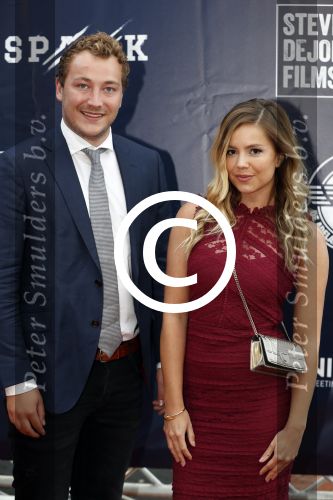 Apeldoorn 2 september 2017
Premiere Spaak in Omnisport . De hoofdrollen worden oa gespeeld door Tim Douwsma Aart Staartjes en Saskia Elise. Steven de Jong is de producent
Yvonne Koldeweijer
