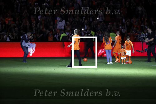 Amsterdam 6 mei 2018
Nederland-Peru 2-1 . Afscheidswedstrijd Wesley Sneijder . Zijn vrouw Yolanthe Sneijder Cabau en zoons Jessey en Xess Xava zijn natuurlijk aanwezig. Andre Hazes zong voor Wesley