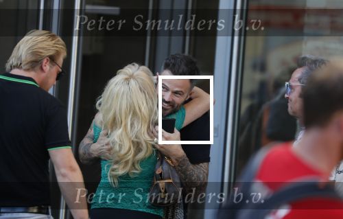 Amsterdam 3 augustus 2018
Patricia Paay en haar man Robert Hinfelaar met vriendin op het leidse plein in Amsterdam.. Arie Boomsma