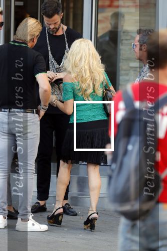 Amsterdam 3 augustus 2018
Patricia Paay en haar man Robert Hinfelaar met vriendin op het leidse plein in Amsterdam.. Arie Boomsma