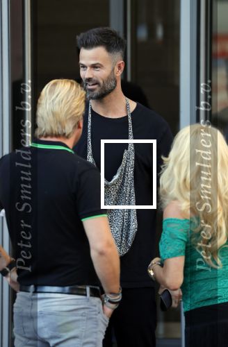 Amsterdam 3 augustus 2018
Patricia Paay en haar man Robert Hinfelaar met vriendin op het leidse plein in Amsterdam.. Arie Boomsma