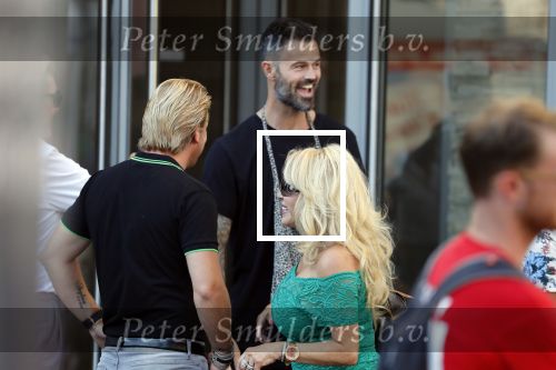 Amsterdam 3 augustus 2018
Patricia Paay en haar man Robert Hinfelaar met vriendin op het leidse plein in Amsterdam.. Arie Boomsma