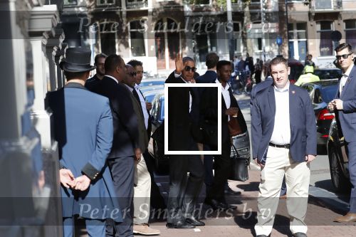 Amsterdam 29 september 2018
Barrack Obama verlaat het amstel hotel . Hij had ongeveer 10 man beveiliging bij zich.