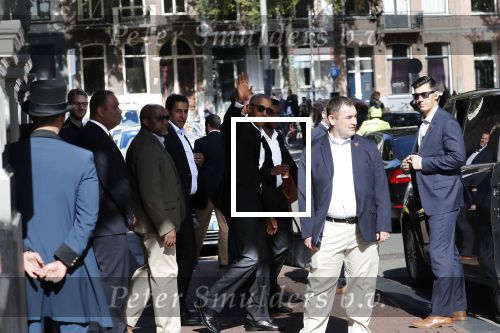 Amsterdam 29 september 2018
Barrack Obama verlaat het amstel hotel . Hij had ongeveer 10 man beveiliging bij zich.