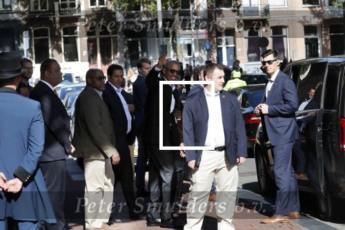 Amsterdam 29 september 2018
Barrack Obama verlaat het amstel hotel . Hij had ongeveer 10 man beveiliging bij zich.