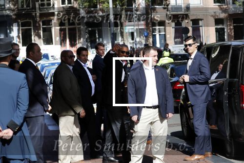 Amsterdam 29 september 2018
Barrack Obama verlaat het amstel hotel . Hij had ongeveer 10 man beveiliging bij zich.