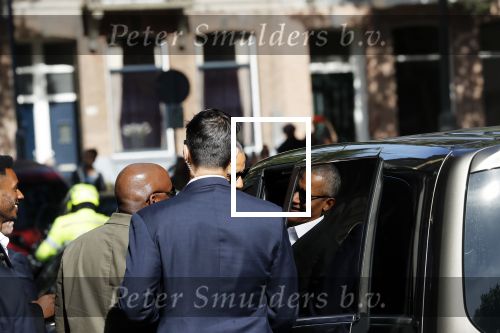Amsterdam 29 september 2018
Barrack Obama verlaat het amstel hotel . Hij had ongeveer 10 man beveiliging bij zich.