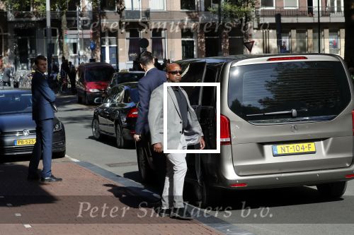 Amsterdam 29 september 2018
Barrack Obama verlaat het amstel hotel . Hij had ongeveer 10 man beveiliging bij zich.