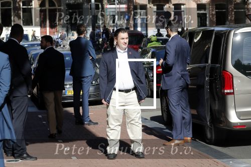 Amsterdam 29 september 2018
Barrack Obama verlaat het amstel hotel . Hij had ongeveer 10 man beveiliging bij zich.