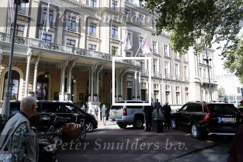 Amsterdam 29 september 2018
Barrack Obama verlaat het amstel hotel . Hij had ongeveer 10 man beveiliging bij zich.