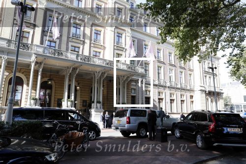Amsterdam 29 september 2018
Barrack Obama verlaat het amstel hotel . Hij had ongeveer 10 man beveiliging bij zich.