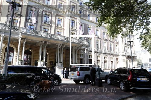 Amsterdam 29 september 2018
Barrack Obama verlaat het amstel hotel . Hij had ongeveer 10 man beveiliging bij zich.