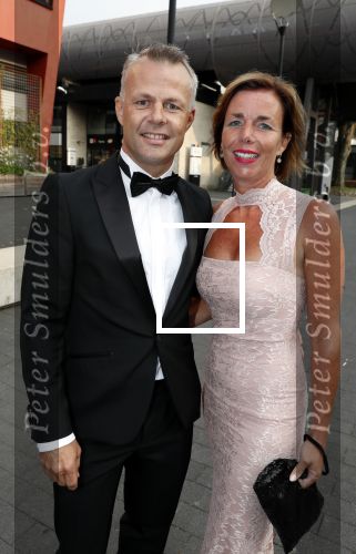 Hilversum 3 september 2018
Telegraaf voetballer van het jaar in studio 21. Bjorn Kuipers met zijn vrouw