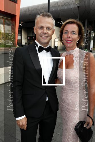 Hilversum 3 september 2018
Telegraaf voetballer van het jaar in studio 21. Bjorn Kuipers met zijn vrouw