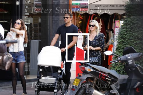 Amsterdam 1 september 2018
Chantal Janzen en haar man Marco wandelend met zoontj op pc hooftstraat. Chantal Gaat met fan op de foto.