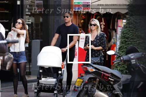 Amsterdam 1 september 2018
Chantal Janzen en haar man Marco wandelend met zoontj op pc hooftstraat. Chantal Gaat met fan op de foto.