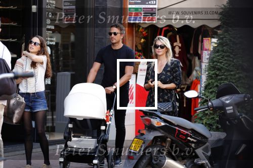 Amsterdam 1 september 2018
Chantal Janzen en haar man Marco wandelend met zoontj op pc hooftstraat. Chantal Gaat met fan op de foto.
