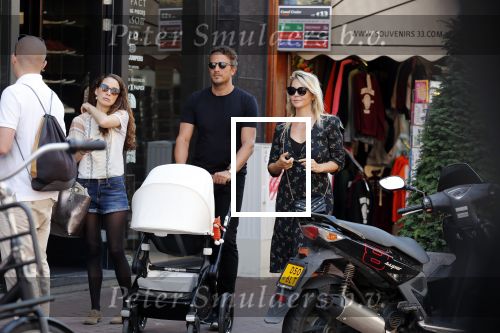 Amsterdam 1 september 2018
Chantal Janzen en haar man Marco wandelend met zoontj op pc hooftstraat. Chantal Gaat met fan op de foto.