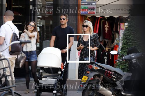 Amsterdam 1 september 2018
Chantal Janzen en haar man Marco wandelend met zoontj op pc hooftstraat. Chantal Gaat met fan op de foto.