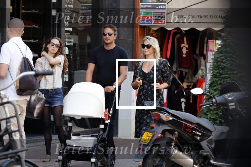 Amsterdam 1 september 2018
Chantal Janzen en haar man Marco wandelend met zoontj op pc hooftstraat. Chantal Gaat met fan op de foto.