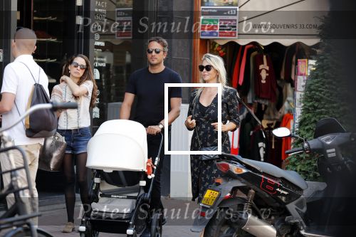 Amsterdam 1 september 2018
Chantal Janzen en haar man Marco wandelend met zoontj op pc hooftstraat. Chantal Gaat met fan op de foto.