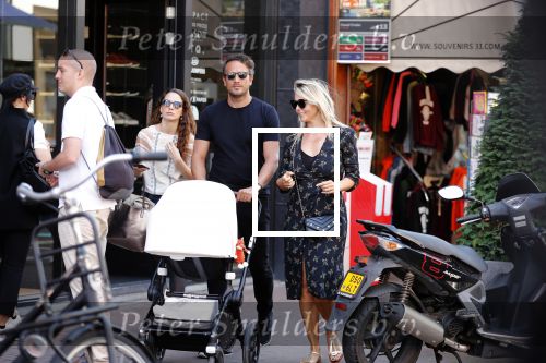 Amsterdam 1 september 2018
Chantal Janzen en haar man Marco wandelend met zoontj op pc hooftstraat. Chantal Gaat met fan op de foto.