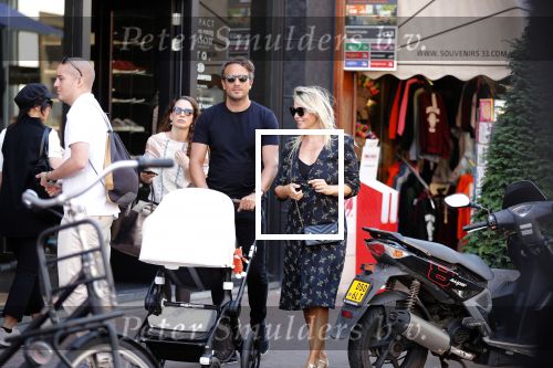 Amsterdam 1 september 2018
Chantal Janzen en haar man Marco wandelend met zoontj op pc hooftstraat. Chantal Gaat met fan op de foto.