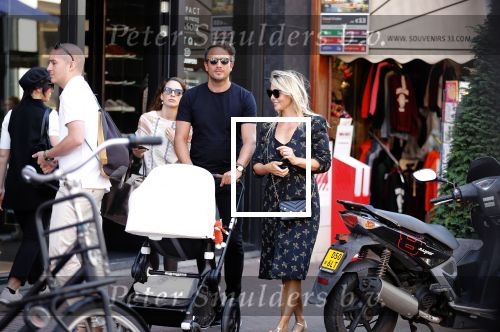 Amsterdam 1 september 2018
Chantal Janzen en haar man Marco wandelend met zoontj op pc hooftstraat. Chantal Gaat met fan op de foto.