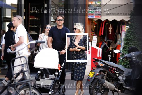 Amsterdam 1 september 2018
Chantal Janzen en haar man Marco wandelend met zoontj op pc hooftstraat. Chantal Gaat met fan op de foto.