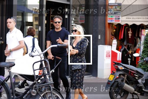 Amsterdam 1 september 2018
Chantal Janzen en haar man Marco wandelend met zoontj op pc hooftstraat. Chantal Gaat met fan op de foto.